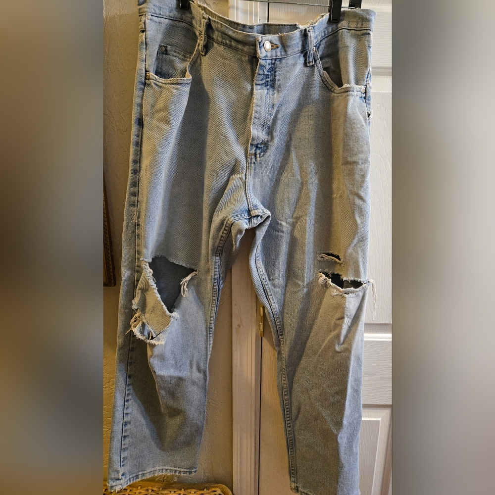 Wrangler Mens Highly Distressed Jeans     SIZE 38 X 29